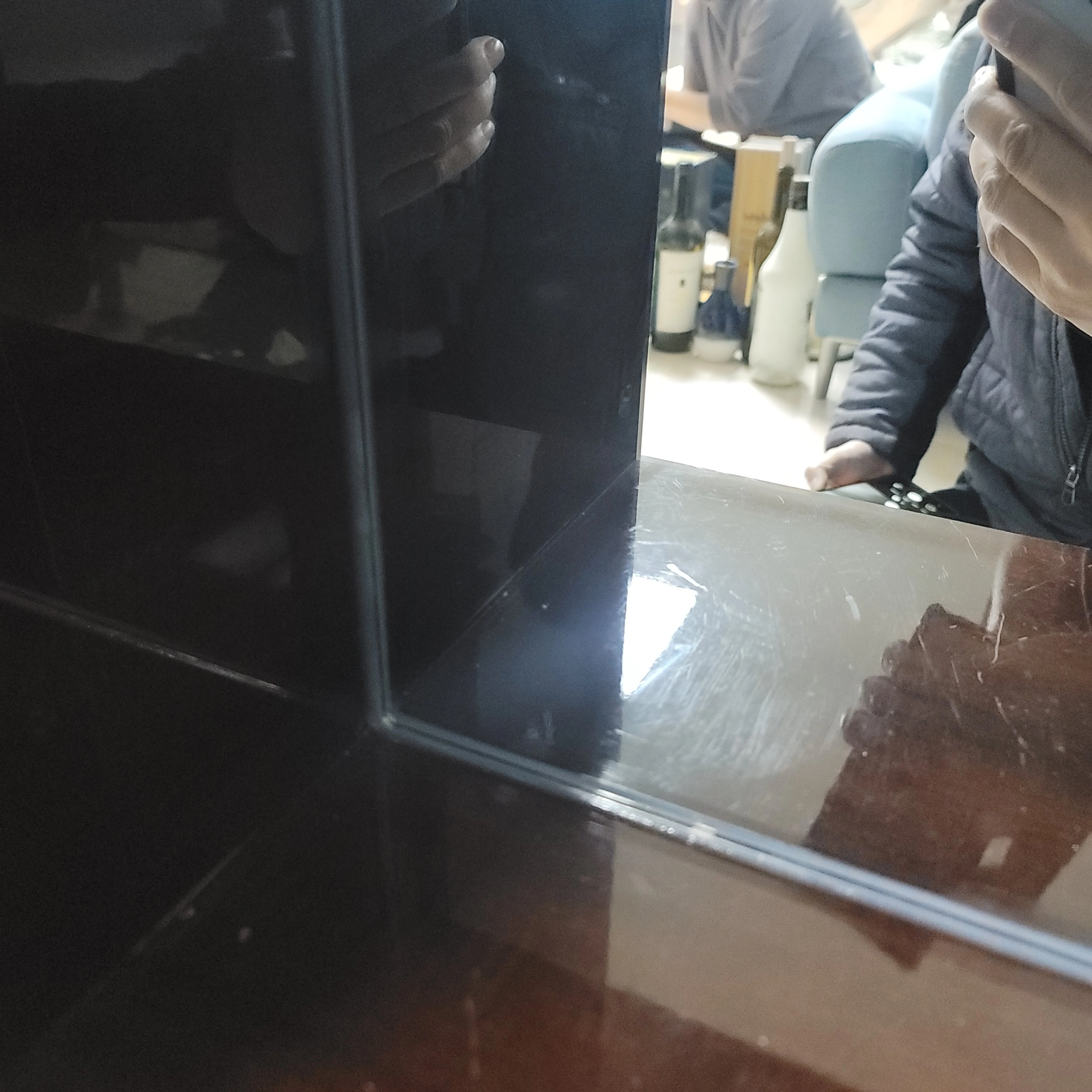 거울도어수리 시공 사례 – 파손 유리 제거